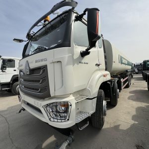 HOWO NX440 8X4 Water Tank Truck