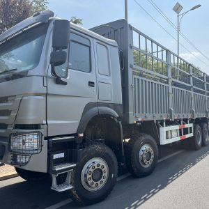 SINOTRUK Howo 8X4 fence cargo truck